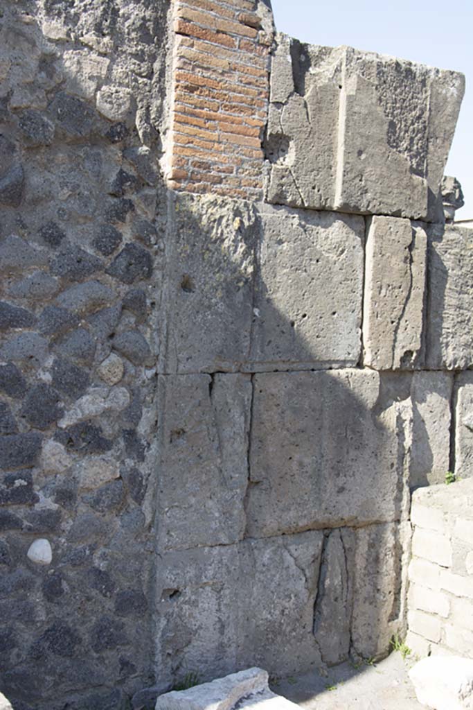 VII.8 Pompeii. South-west corner of forum. March 2019. Detail of wall on south side of Basilica.
Foto Annette Haug, ERC Grant 681269 DÉCOR.