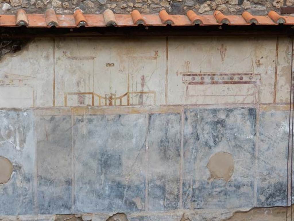 VIII.1.a Pompeii. May 2015. Detail of painted plaster on wall at side of the portico.
Photo courtesy of Buzz Ferebee.