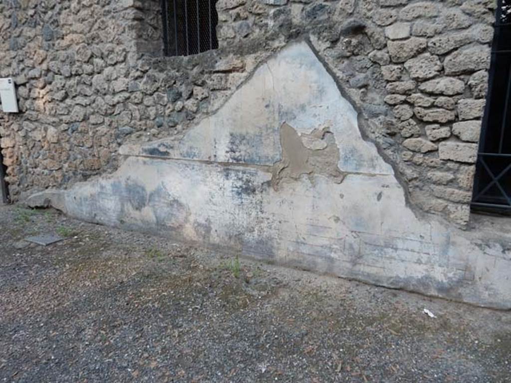 VIII.1.a, Pompeii. May 2018. Detail of remaining plaster between doorways at south end of portico.
Photo courtesy of Buzz Ferebee.