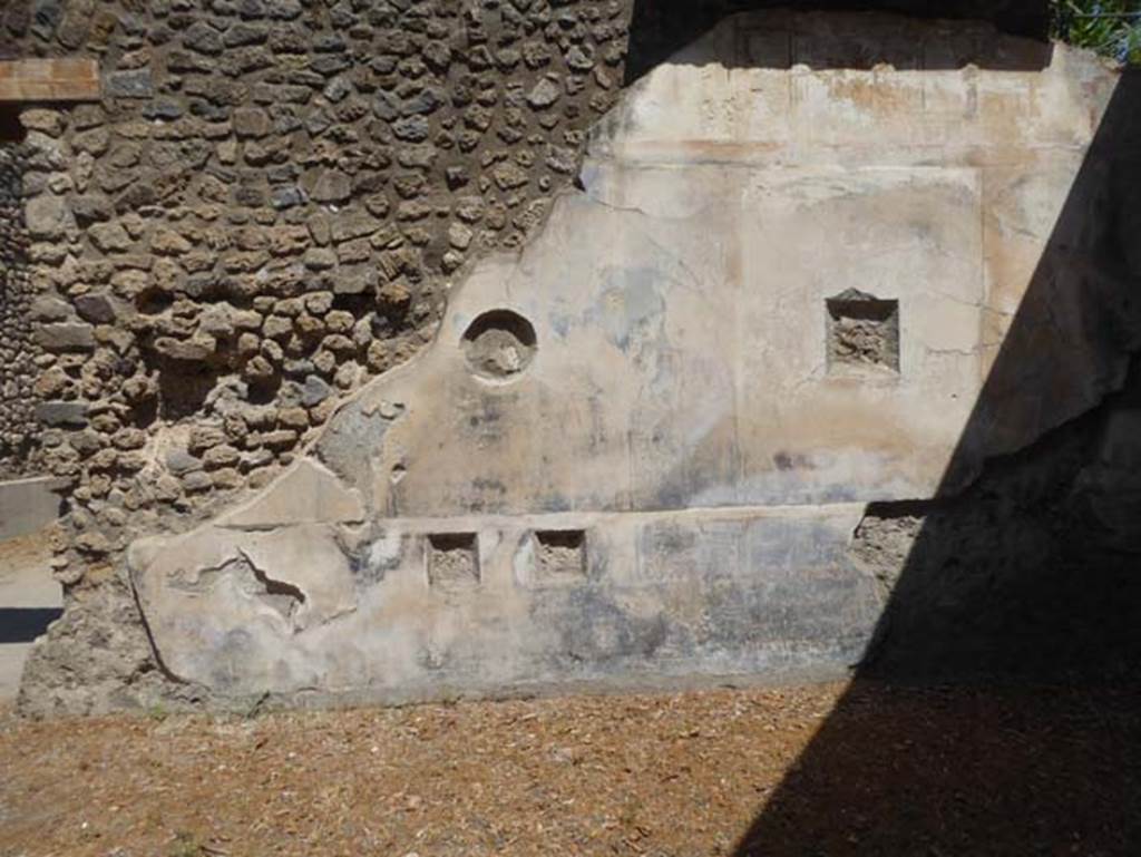 VIII.1.a, Pompeii. June 2017. Remains of painted decoration on east wall of portico at south end.
Photo courtesy of Michael Binns.