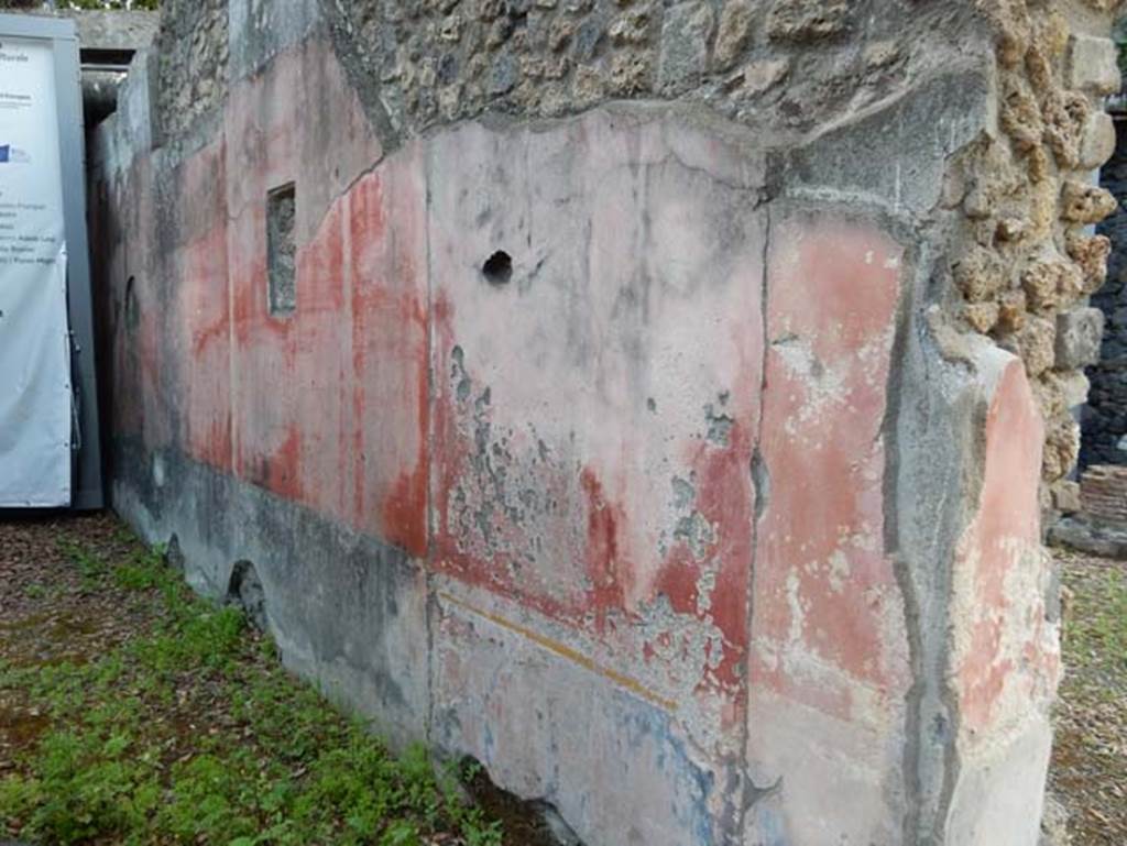 VIII.1.a, Pompeii. May 2018. Painted west wall of peristyle, south of doorway leading to portico.
Photo courtesy of Buzz Ferebee.