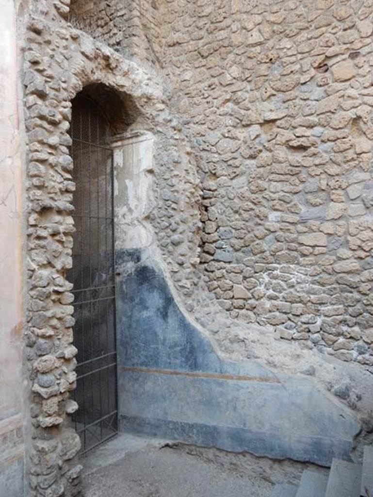 VIII.1.a, Pompeii. May 2018. Painted wall and steps at side of modern walkway.
Photo courtesy of Buzz Ferebee.