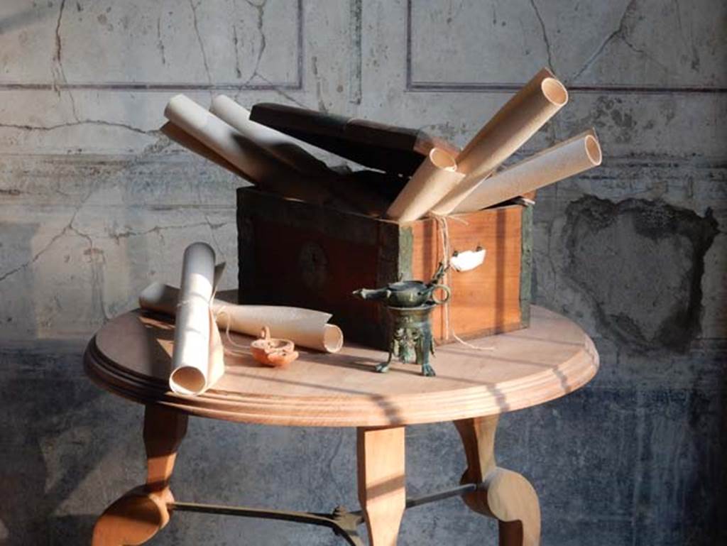 VIII.1.a, Pompeii. May 2018. Cubiculum B, detail of objects on wooden table. Photo courtesy of Buzz Ferebee.