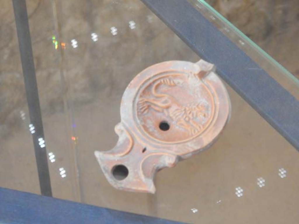 On display in Championnet complex Pompeii. May 2018. Terracotta lamp with lion motif.
Photo courtesy of Buzz Ferebee.