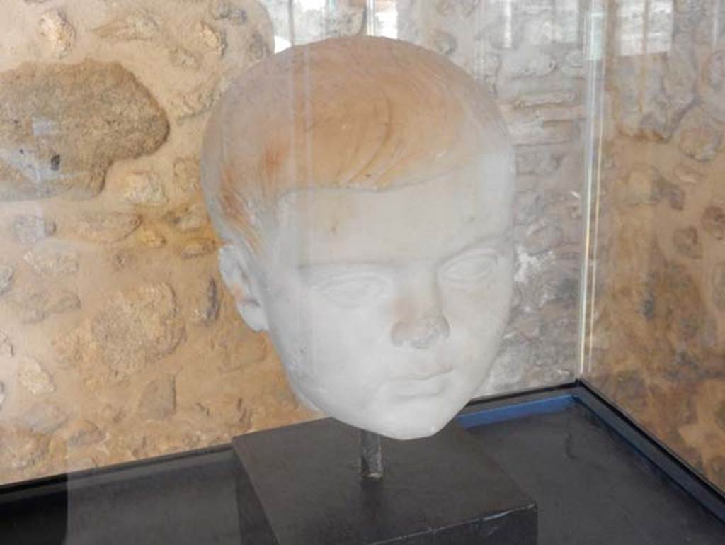 On display in Championnet complex Pompeii. May 2018. Marble youthful head, front view.
Photo courtesy of Buzz Ferebee.