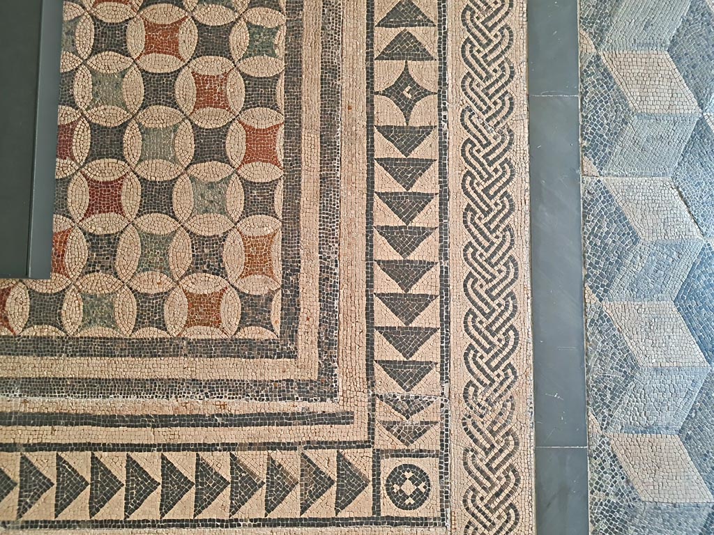 VIII.2.3 Pompeii (?) or Villa dei Papiri, Herculaneum. June 2024.
Detail of mosaic panel set into floor in room CXXX (130) of Naples Archaeological Museum, described by them as being from the Library of the Villa dei Papiri. Photo courtesy of Giuseppe Ciaramella.