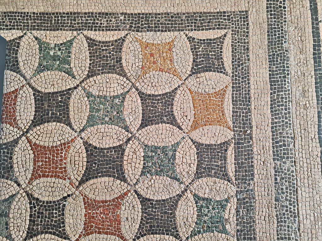 VIII.2.3 Pompeii (?) or Villa dei Papiri, Herculaneum. June 2024.
Detail of panel of polychrome tesserae with circles that intersect to form polygons set into floor in room CXXX (130) of Naples Archaeological Museum. This is described by them as being from the Library of the Villa dei Papiri. Photo courtesy of Giuseppe Ciaramella.