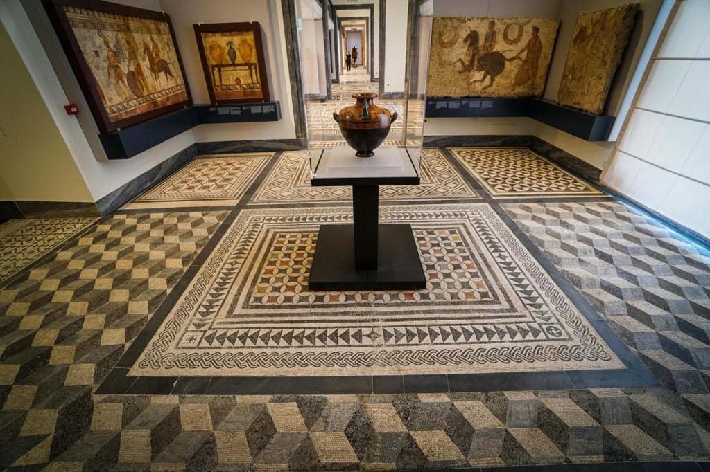 VIII.2.3 Pompeii. Mosaic in centre of floor, according to Zahn it is from VIII.2.3 (?), or Villa dei Papiri, Herculaneum.
Mosaic floor, now in Naples Museum, room CXXX . (9 designs x 16 designs).