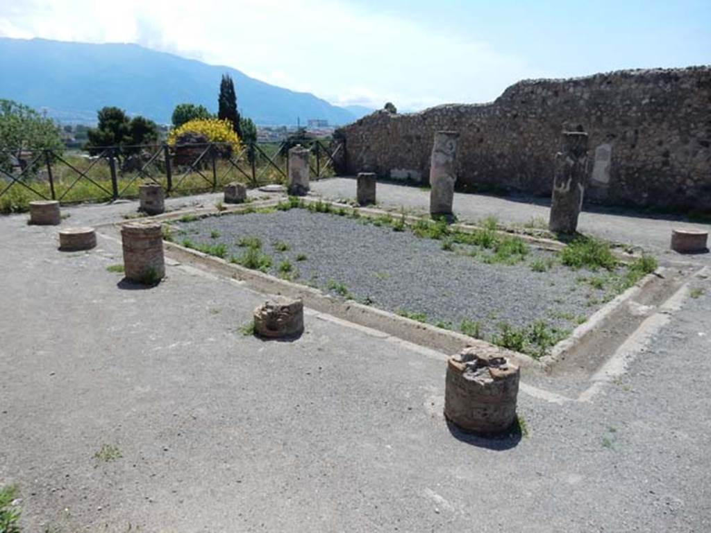 VIII.2.3 Pompeii. May 2018. Looking across peristyle garden from north-east corner.
Photo courtesy of Buzz Ferebee.
