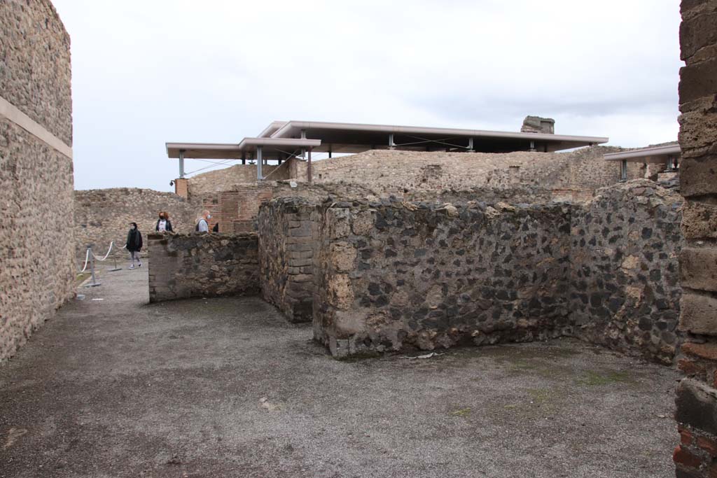 VIII.2.3/5 Pompeii. October 2020. Looking west across rear of VIII.2.5 towards north portico of peristyle of VIII.2.3.
Photo courtesy of Klaus Heese.