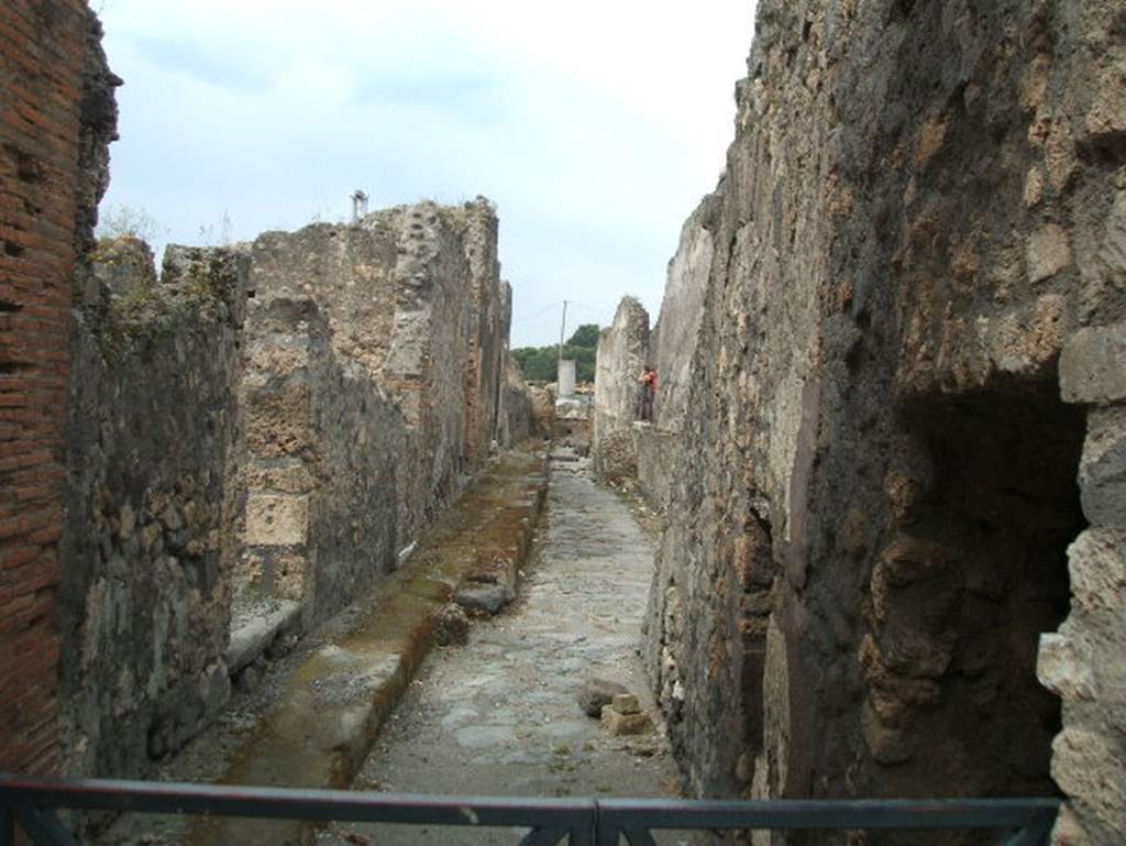 VIII.2.5 Pompeii. May 2005. Vicolo di Championnet, looking west . VIII.1 on right.