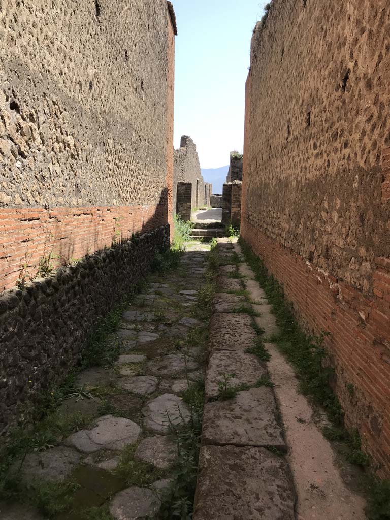 VIII.2.7 Pompeii. April 2019.
Looking south along Vicolo del Foro. Photo courtesy of Rick Bauer.