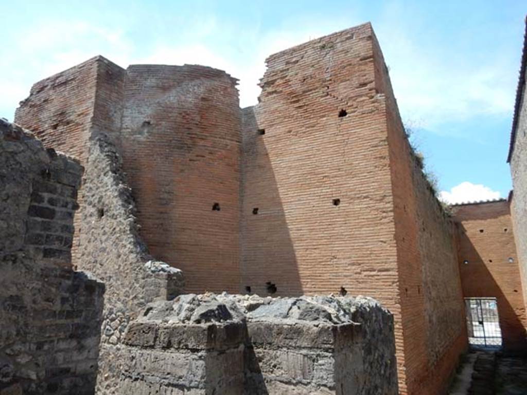 VIII.2.7 Pompeii. May 2018. Looking north-west towards high wall of VIII.2.6 with small area at rear of VIII.2.6, in centre. The passageway to VIII.2.7 is on the right. Photo courtesy of Buzz Ferebee.