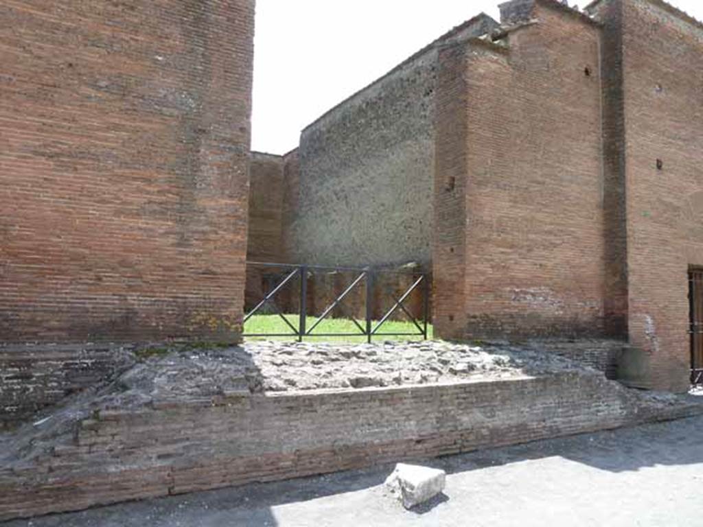 VIII.2.8 Pompeii. May 2010. Entrance doorway, looking south.