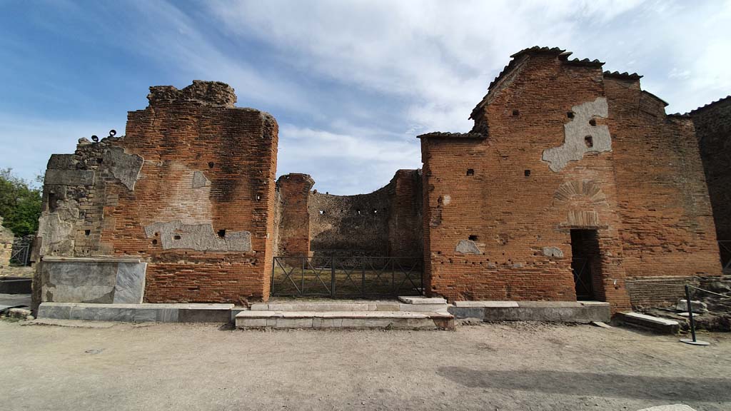 VIII.2.10 Pompeii. August 2021. Looking towards entrance doorways on south side of Forum, with VIII.2.9, on right.
Foto Annette Haug, ERC Grant 681269 DÉCOR.
