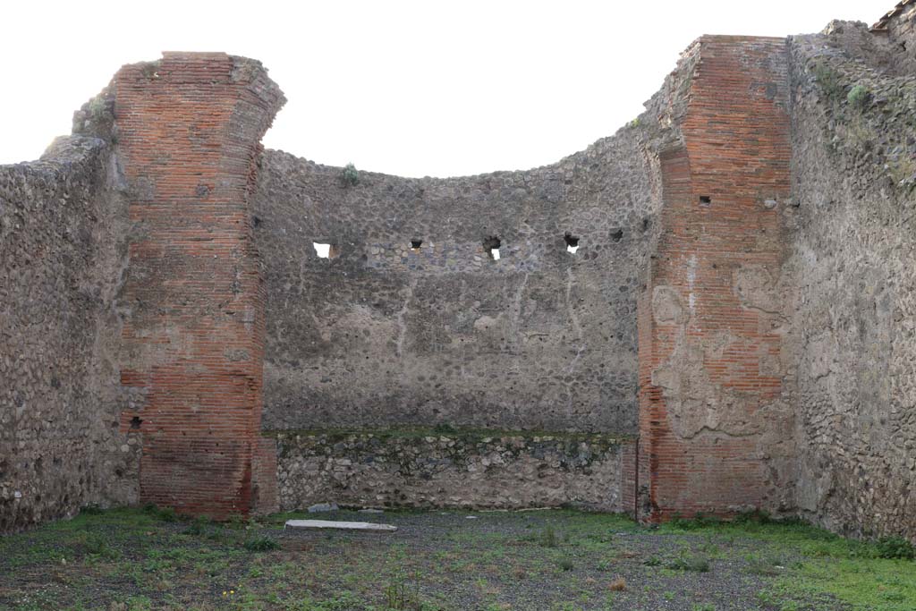 VIII.2.10 Pompeii. December 2018. South wall with remains of large apsidal niche. Photo courtesy of Aude Durand.