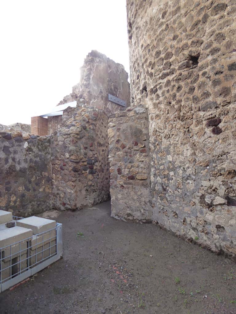 VIII.2.12 Pompeii. January 2017. West wall with doorway to rear of VIII.2.13.
Foto Annette Haug, ERC Grant 681269 DÉCOR.
