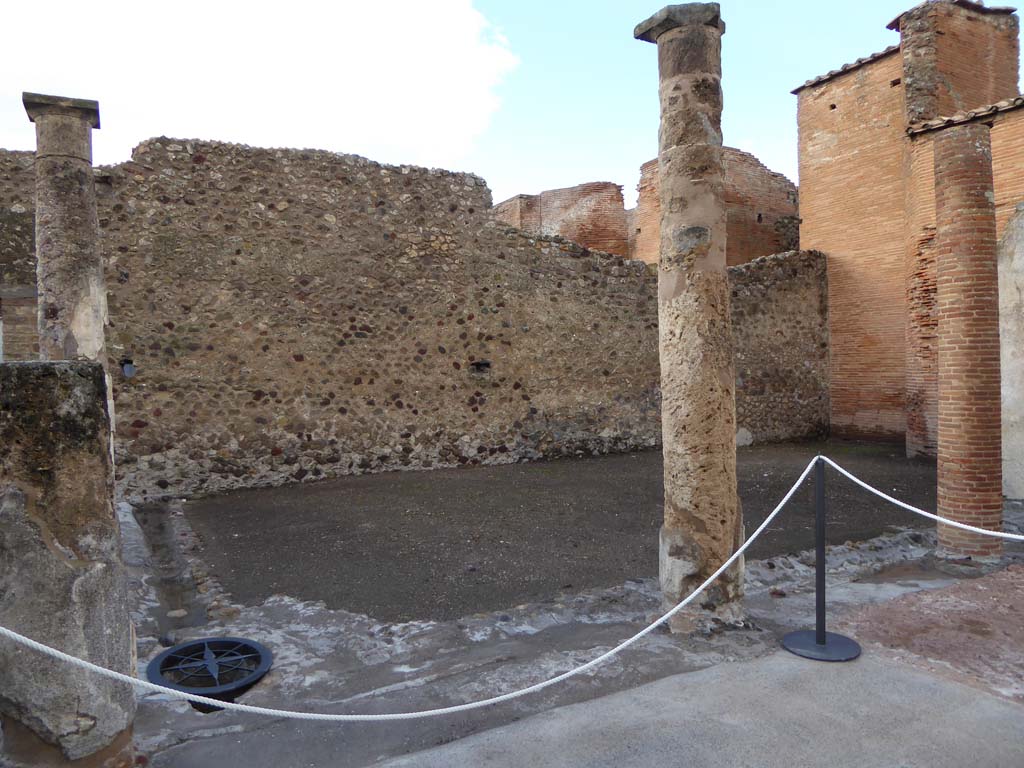 VIII.2.13 Pompeii. January 2017. Looking north-west from tablinum towards peristyle garden.
Foto Annette Haug, ERC Grant 681269 DÉCOR.