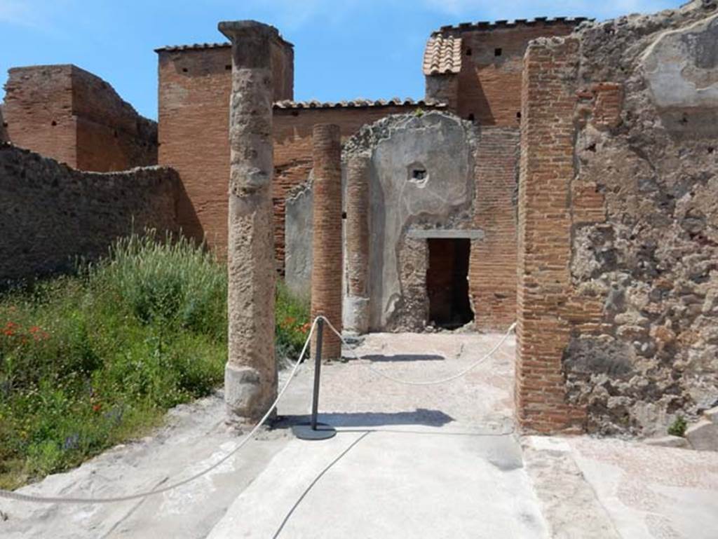 VIII.2.13 Pompeii. May 2018. Looking north along portico outside tablinum towards doorway linking with VIII.2.12. Photo courtesy of Buzz Ferebee.