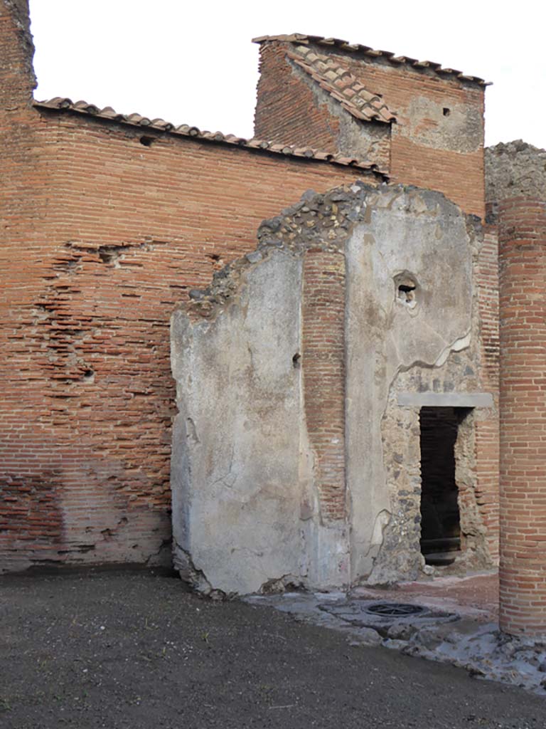 VIII.2.13 Pompeii. January 2017.
Looking north-east across peristyle garden towards doorway linking to VIII.2.12.
Foto Annette Haug, ERC Grant 681269 DÉCOR.