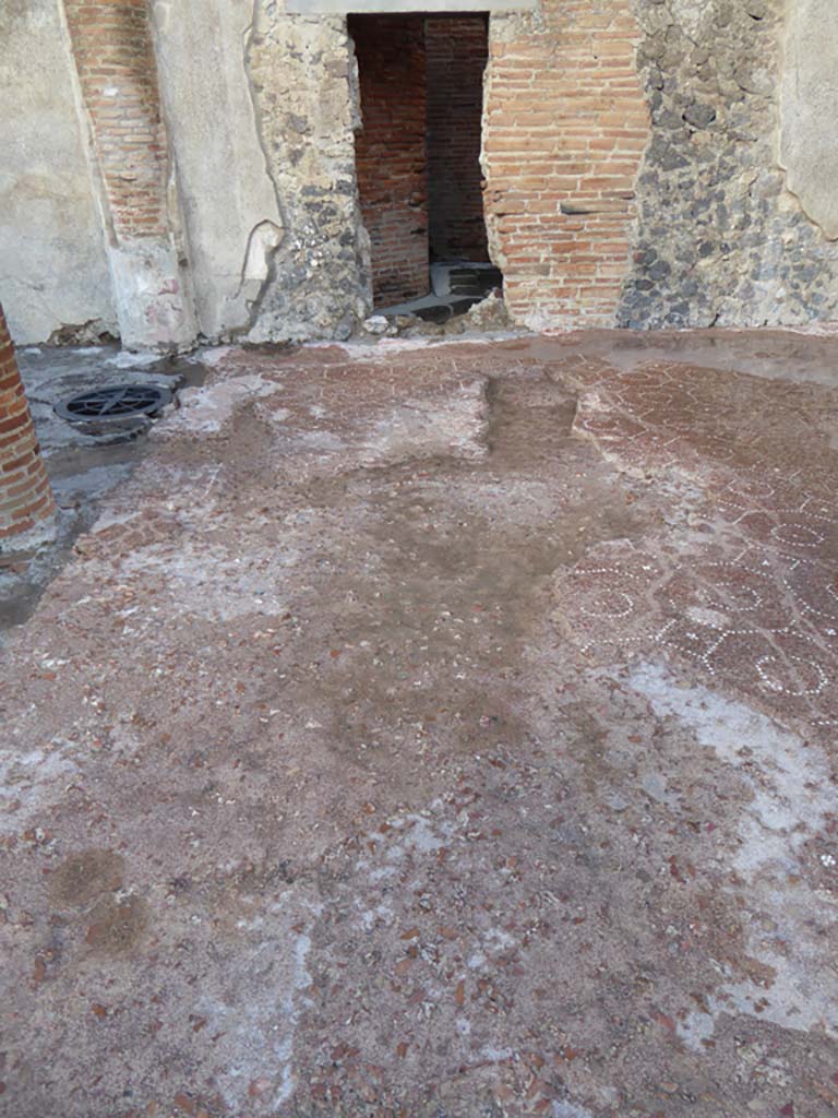 VIII.2.13 Pompeii. January 2017.
Looking north across flooring in portico and triclinium towards doorway leading into VIII.2.12.
Foto Annette Haug, ERC Grant 681269 DÉCOR.