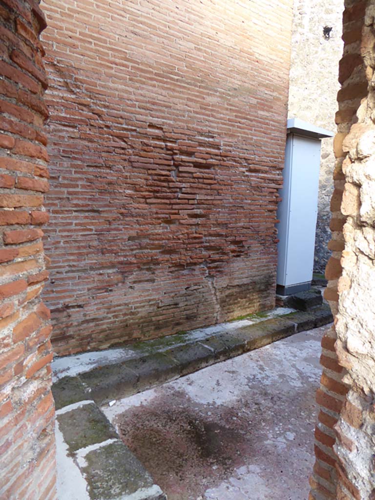 VIII.2.13 Pompeii. January 2017. Looking north-east towards VIII.2.12.
Foto Annette Haug, ERC Grant 681269 DÉCOR.