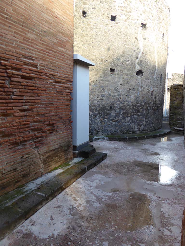 VIII.2.13 Pompeii. January 2017. Looking east towards VIII.2.12.
Foto Annette Haug, ERC Grant 681269 DÉCOR.