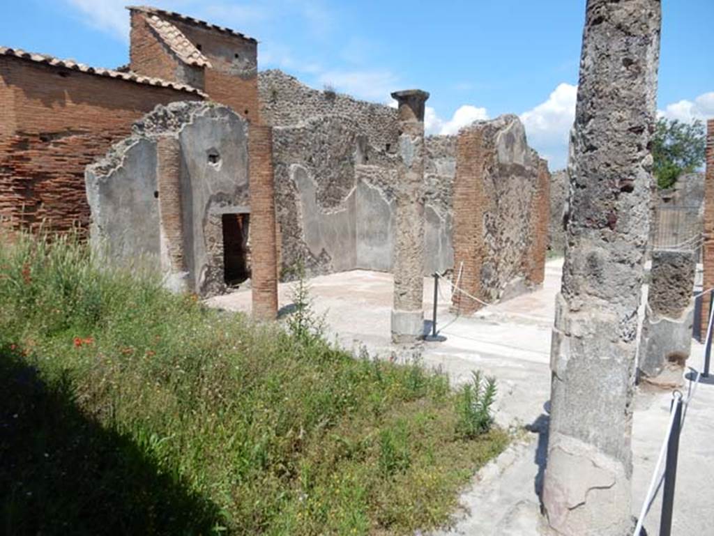 VIII.2.13 Pompeii. May 2018. Looking north-east across peristyle towards triclinium.
Photo courtesy of Buzz Ferebee.
