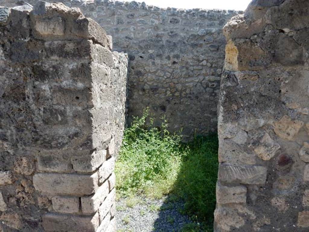 VIII.2.13 Pompeii. May 2018.
Doorway to one (on west side) of three rear rooms on south side of garden area. This may have been a latrine. Photo courtesy of Buzz Ferebee.