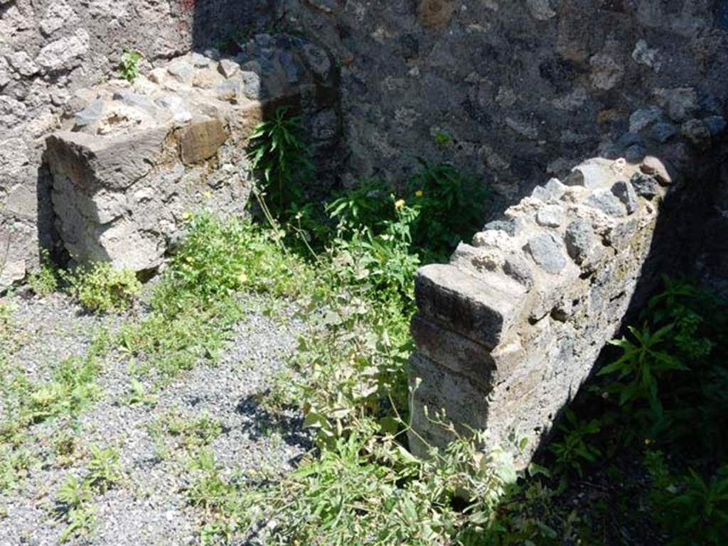 VIII.2.13 Pompeii. May 2018. Structure in middle room on south side, possibly supports for a bench/table.
Photo courtesy of Buzz Ferebee.