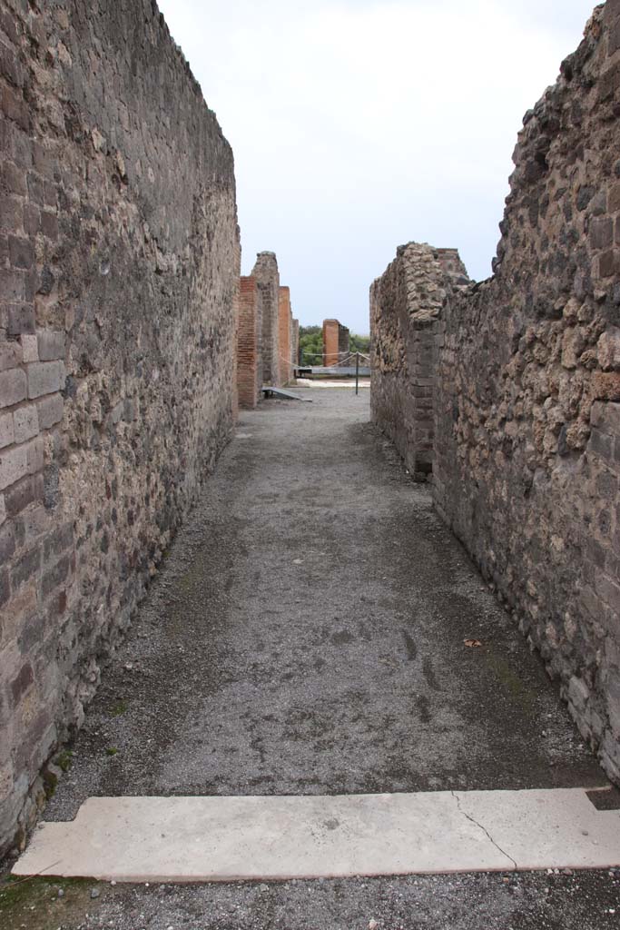 VIII.2.14 Pompeii. October 2020. Looking west along corridor towards peristyle area.
Photo courtesy of Klaus Heese.