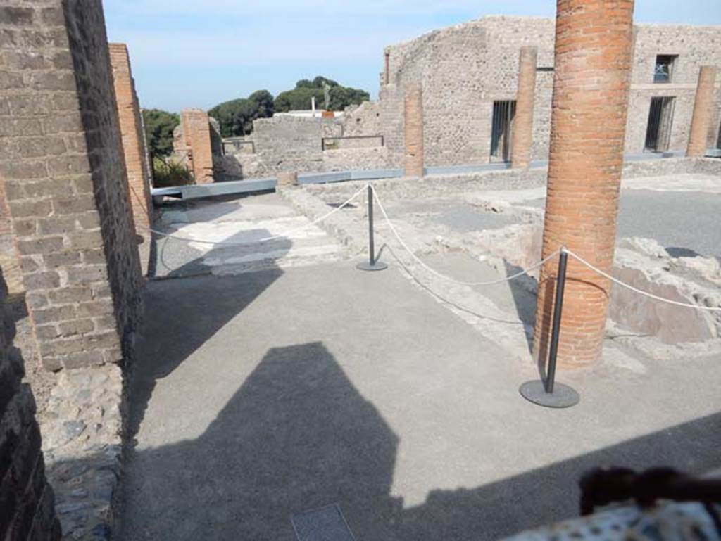 VII.2.14/16 Pompeii. May 2017. Looking west across south portico of peristyle area.
Photo courtesy of Buzz Ferebee.