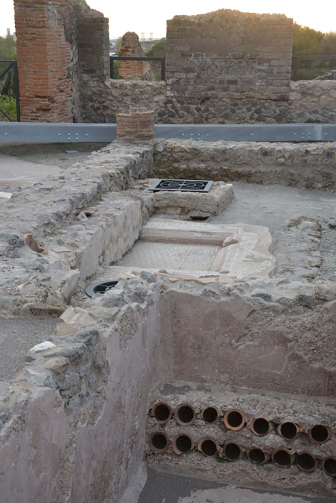VIII.2.14 Pompeii. November 2017.
Looking west across south side of peristyle, and across the rectangular pool.
Foto Annette Haug, ERC Grant 681269 DÉCOR.