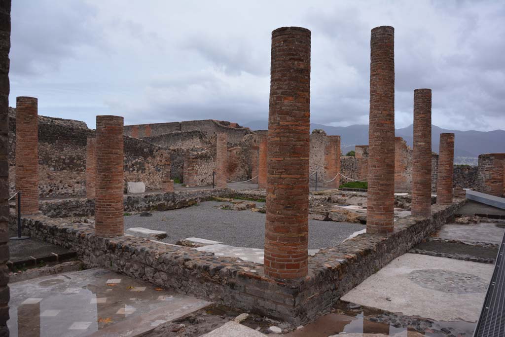 VIII.2.13/14/16 Pompeii. November 2017. Looking south-east across courtyard/peristyle from north-west corner.
Foto Annette Haug, ERC Grant 681269 DÉCOR.
