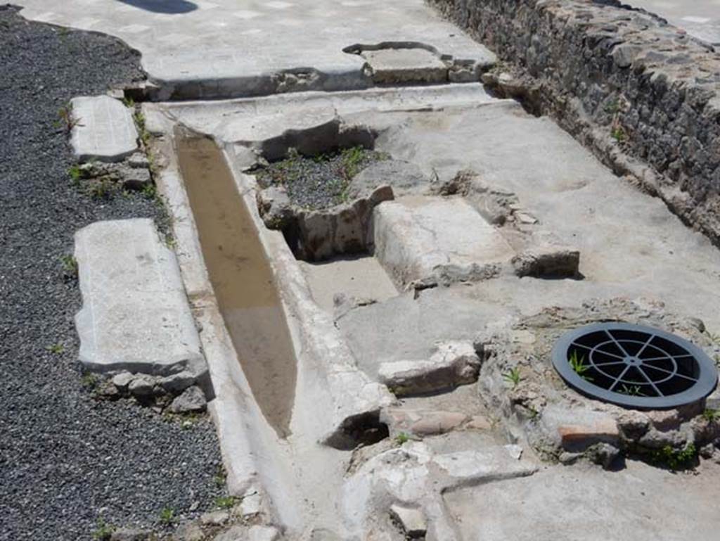 VIII.2.13/14/16 Pompeii. May 2018. Detail from north side, looking west. Photo courtesy of Buzz Ferebee.