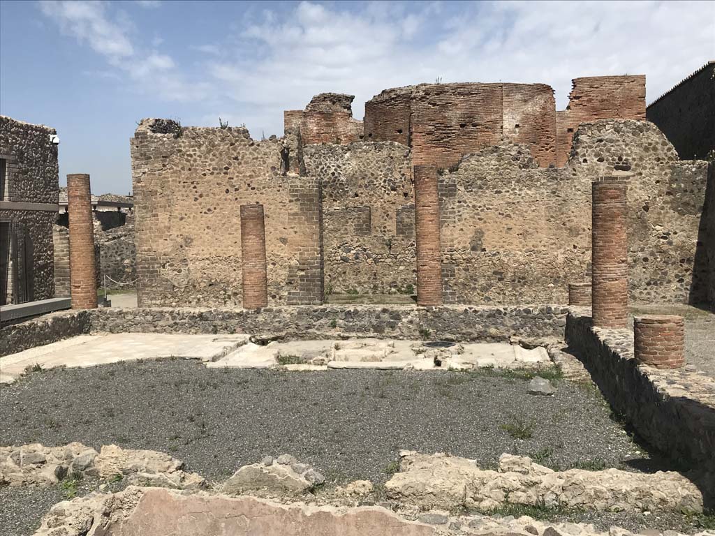 VIII.2.13/14/16 Pompeii. April 2019. Looking towards north side of courtyard/peristyle.
Photo courtesy of Rick Bauer.