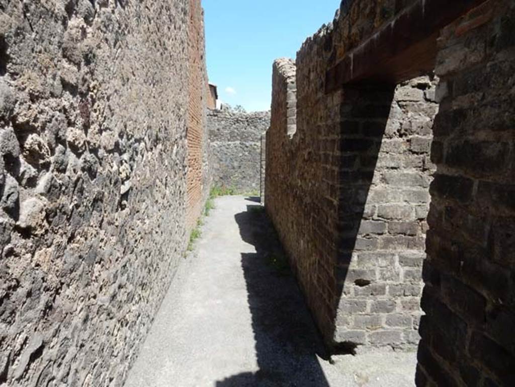 VIII.2.7/14 Pompeii. May 2018. Looking east along small corridor at northern end of peristyle, from doorway in VII.2.5. Photo courtesy of Buzz Ferebee.