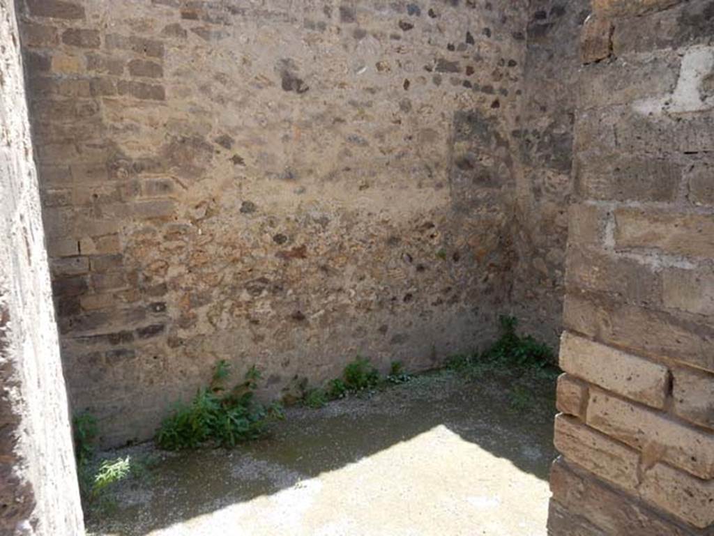 VIII.2.7/14 Pompeii. May 2018. Looking towards south-west corner through doorway on south side of corridor.
Photo courtesy of Buzz Ferebee.