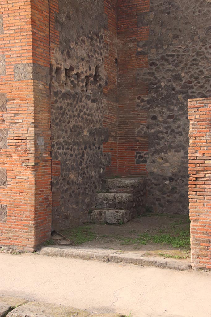 VIII.2.15 Pompeii. October 2023.
Entrance doorway, south wall and south-west corner. Photo courtesy of Klaus Heese.