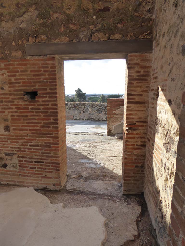 VIII.2.16 Pompeii. January 2017. Looking west in corridor.
Doorway from corridor in south-west corner of atrium, leading to room/cubiculum opening onto east portico.
Foto Annette Haug, ERC Grant 681269 DÉCOR