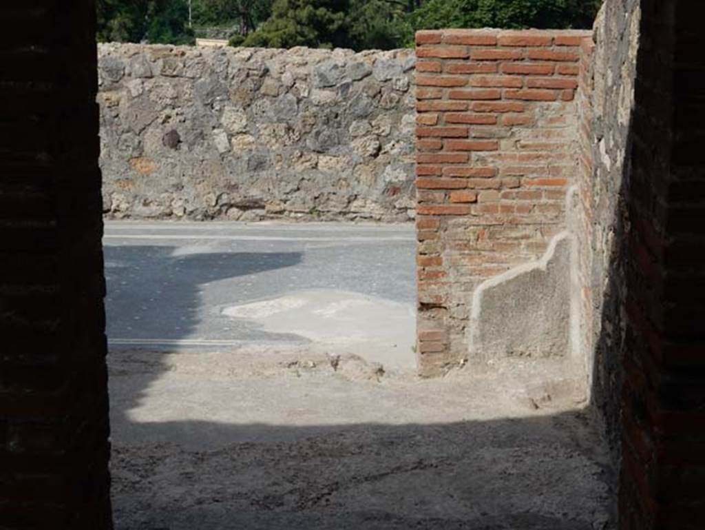 VIII.2.16 Pompeii. May 2017.
Looking west across room/cubiculum overlooking the east portico in south-west corner of atrium. Photo courtesy of Buzz Ferebee.