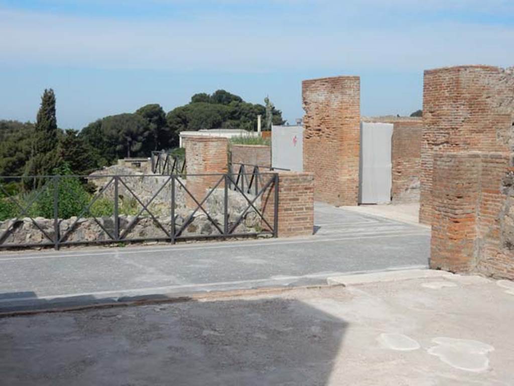 VIII.2.16 Pompeii. May 2017. Looking across the tablinum towards the east and north portico. Photo courtesy of Buzz Ferebee.