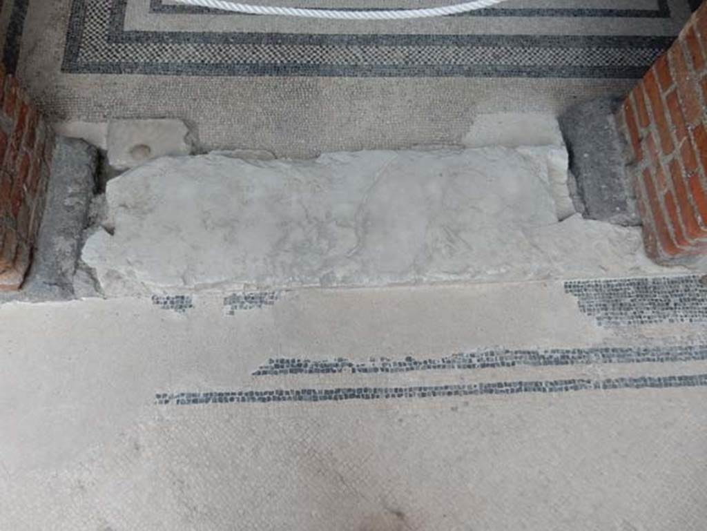 VIII.2.16 Pompeii. May 2017. Doorway threshold between atrium and cubiculum floor. Photo courtesy of Buzz Ferebee.