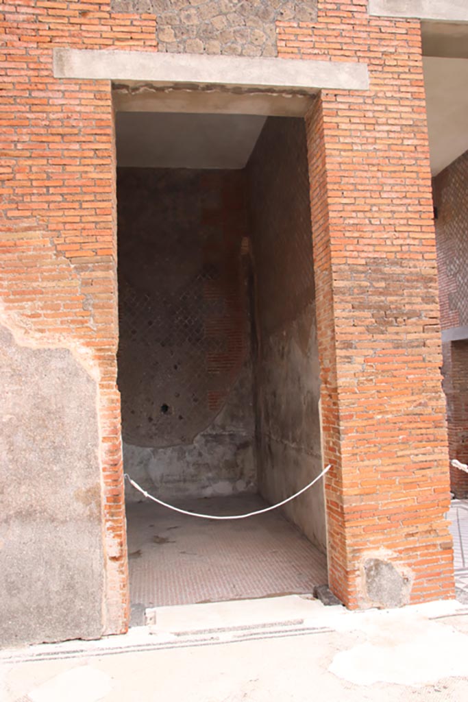 VIII.2.16 Pompeii. May 2024.
Doorway to room on north side of entrance corridor, in north-east corner of atrium. Photo courtesy of Klaus Heese.