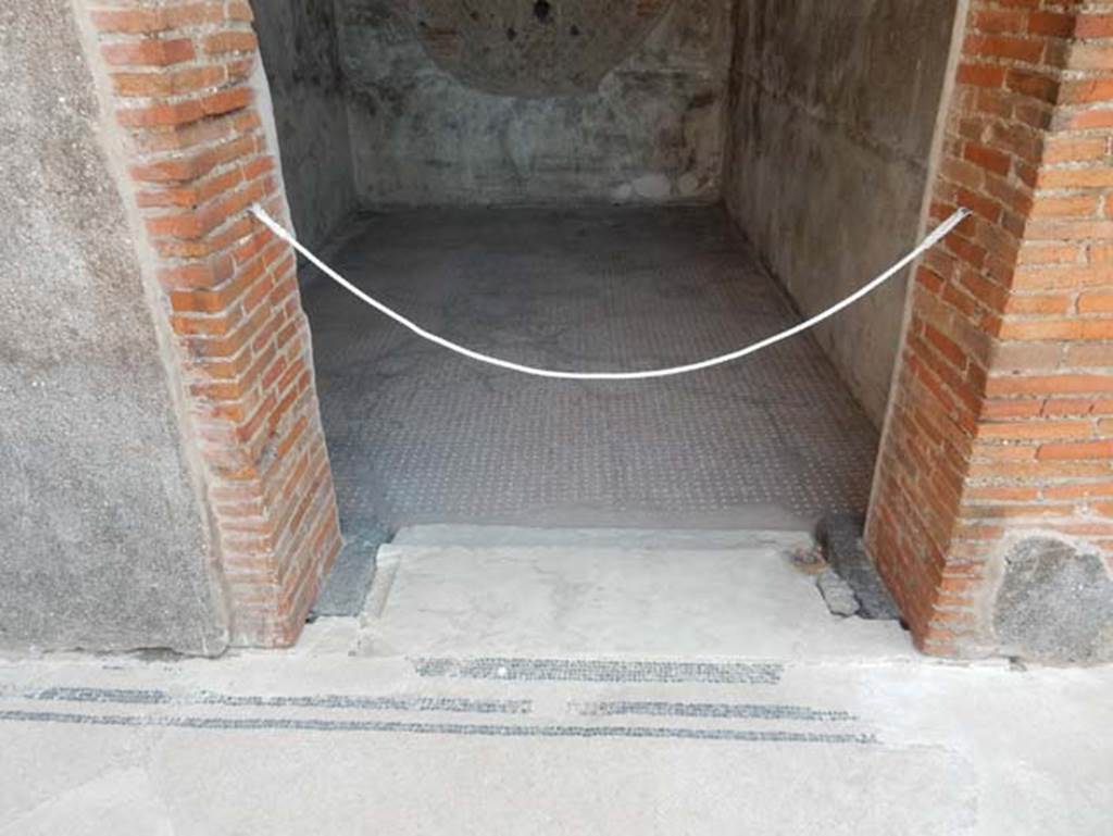 VIII.2.16 Pompeii. May 2017. Threshold of doorway to cubiculum on north side of entrance corridor. Photo courtesy of Buzz Ferebee.