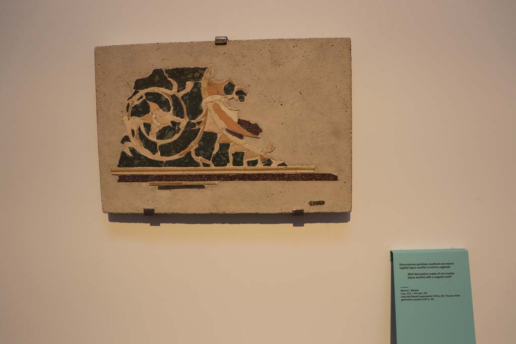 VIII.2.16 Pompeii. February 2021.
Marble wall decoration made of cut marble (opus sectile) with a vegetal motif, on display in Antiquarium at VIII.1.4.
Photo courtesy of Fabien Bièvre-Perrin (CC BY-NC-SA).