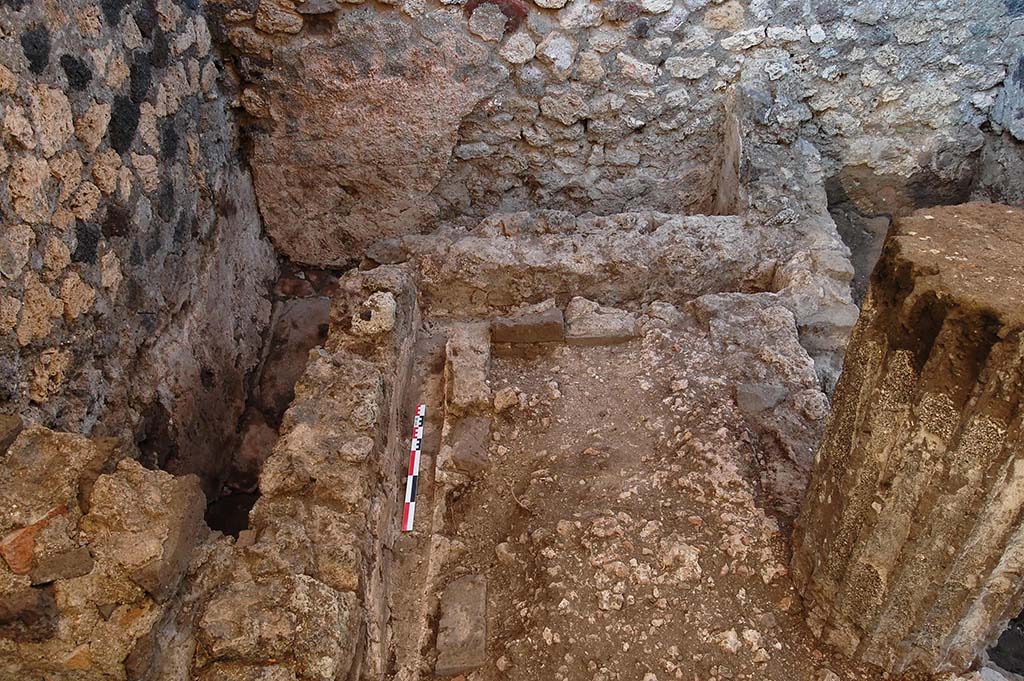 Fig. 8 - Pompéi, Maison des Mosaïques géométriques. La latrine 27 à la fin du nettoyage. Vue de l’ouest.
Photo courtoisie de Sandra Zanella. Agrandir / Enlarge (jpg, 921k)
Sur concession du Ministero dei Beni e delle Attività Culturali e del Turismo - Soprintendenza Speciale per i Beni Archeologici di Pompei, Ercolano e Stabia.
Toute reproduction, par quelque moyen que ce soit, est interdite.