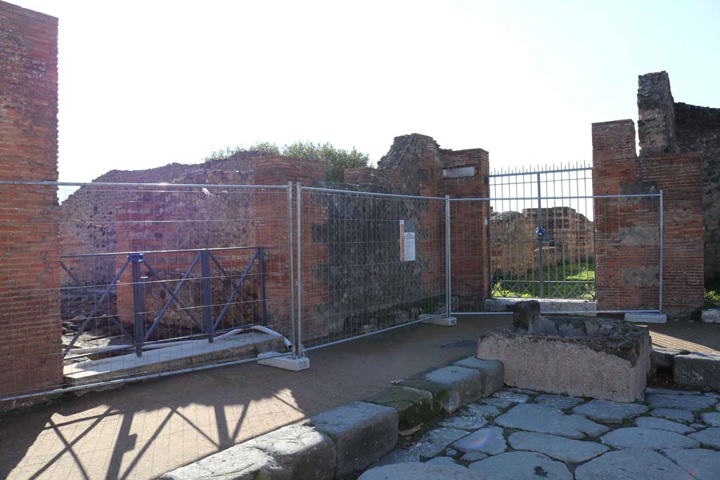 VIII.2.21 Pompeii, on left, and VIII.2.20, on right. December 2018.
Looking towards entrances at south end of Via delle Scuole, at junction with Vicolo della Regina. Photo courtesy of Aude Durand.