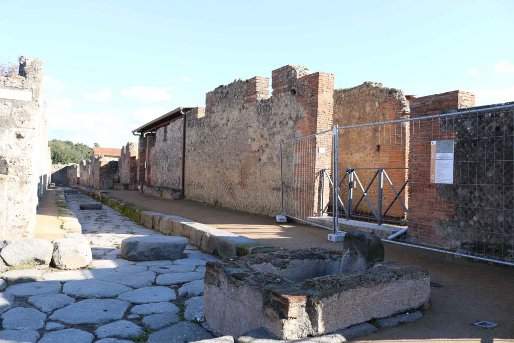 VIII.2.21, Pompeii, on right. December 2018.
Entrance doorway on Via della Regina, at junction with Via del Scuola. Photo courtesy of Aude Durand.