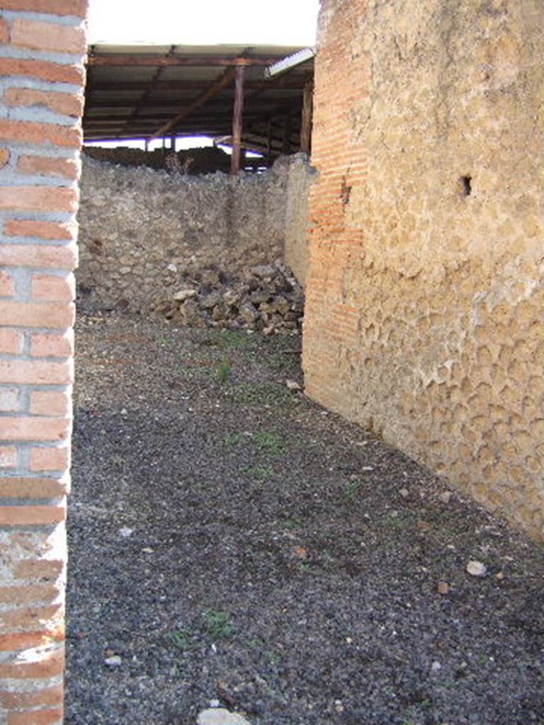 VIII.2.21 Pompeii. September 2005. Looking east from entrance doorway towards triclinium.
According to Richardson, between the street and the atrium, the fauces and the rooms flanking the fauces had been destroyed to make a lobby.